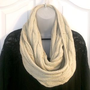 🔹2/$20🔹 Oatmeal Sparkly CableKnit Infinity Scarf